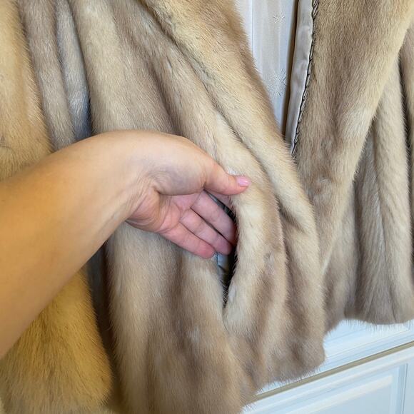 Med / Large Vintage Blonde Mink Fur Coat with Pleated Satin Lining - Picture 8 of 16